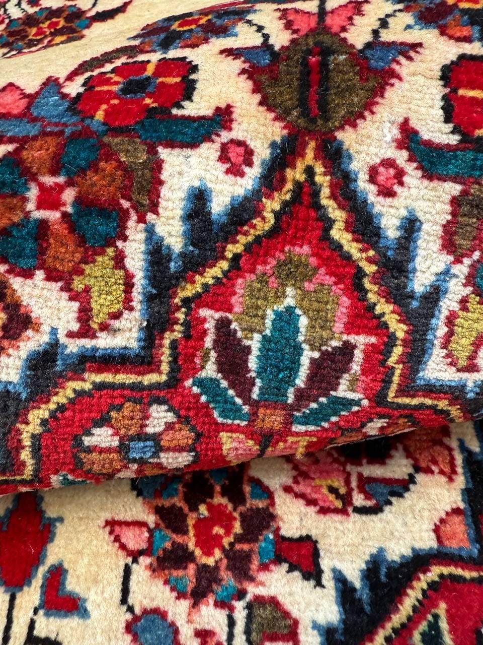 4×2 ft Vintage 1980s Saroukh Wool Rug: Hand-Knotted Oriental Carpet