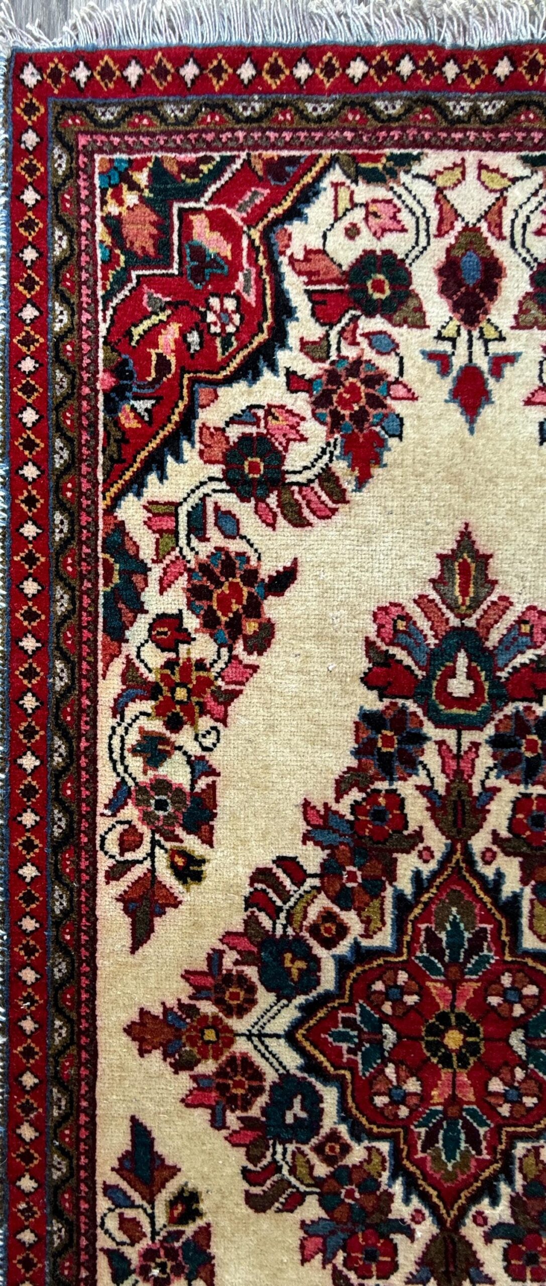 4×2 ft Vintage 1980s Saroukh Wool Rug: Hand-Knotted Oriental Carpet