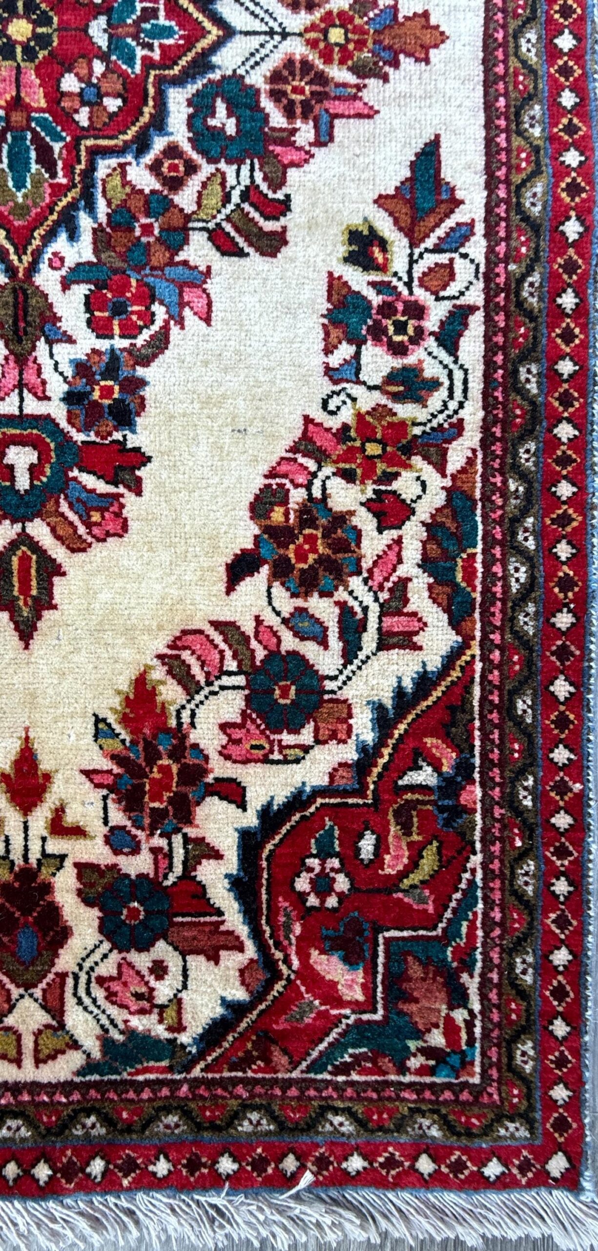 4×2 ft Vintage 1980s Saroukh Wool Rug: Hand-Knotted Oriental Carpet